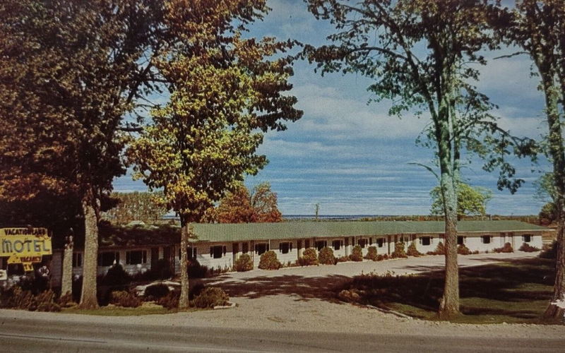 Vacationland Motel (Carousel Motel) - Vintage Postcard (newer photo)
